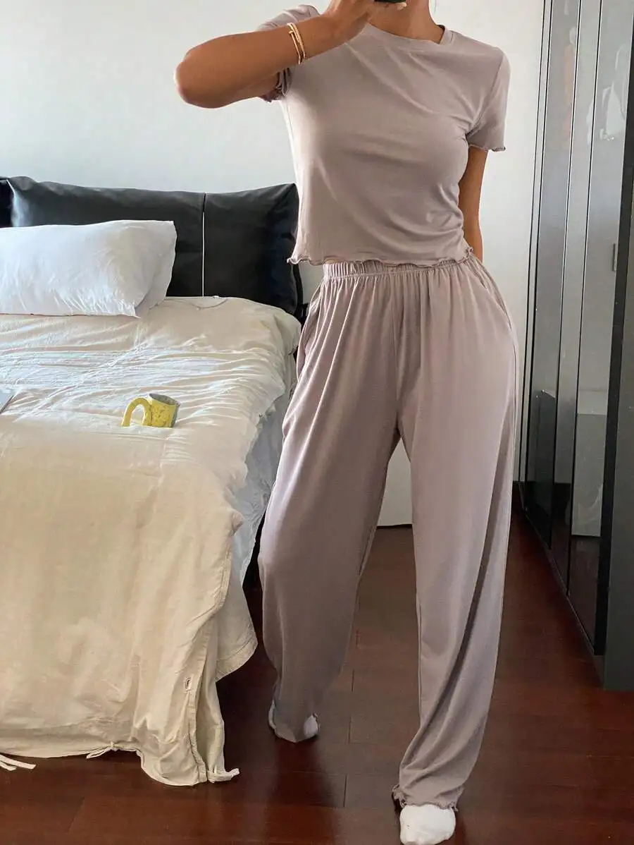 

Однотонный комплект для отдыха: свободный топ и брюки с широкими штанинами