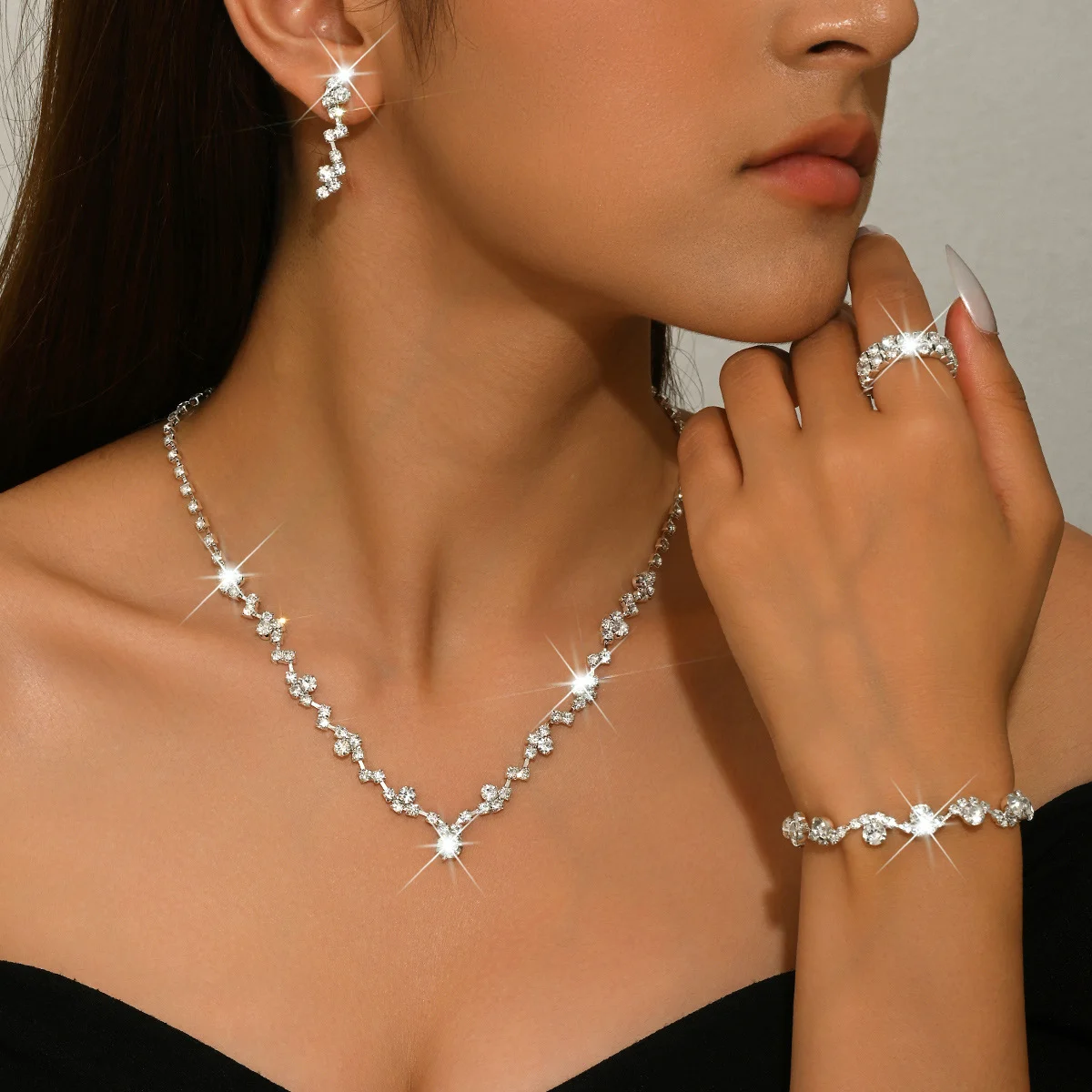 Neues, komplett mit Diamanten besetztes, unregelmäßiges geometrisches Katzenkrallen-Set mit Halskette, Ohrringen, Armband und Ring. Geschenk der Frau