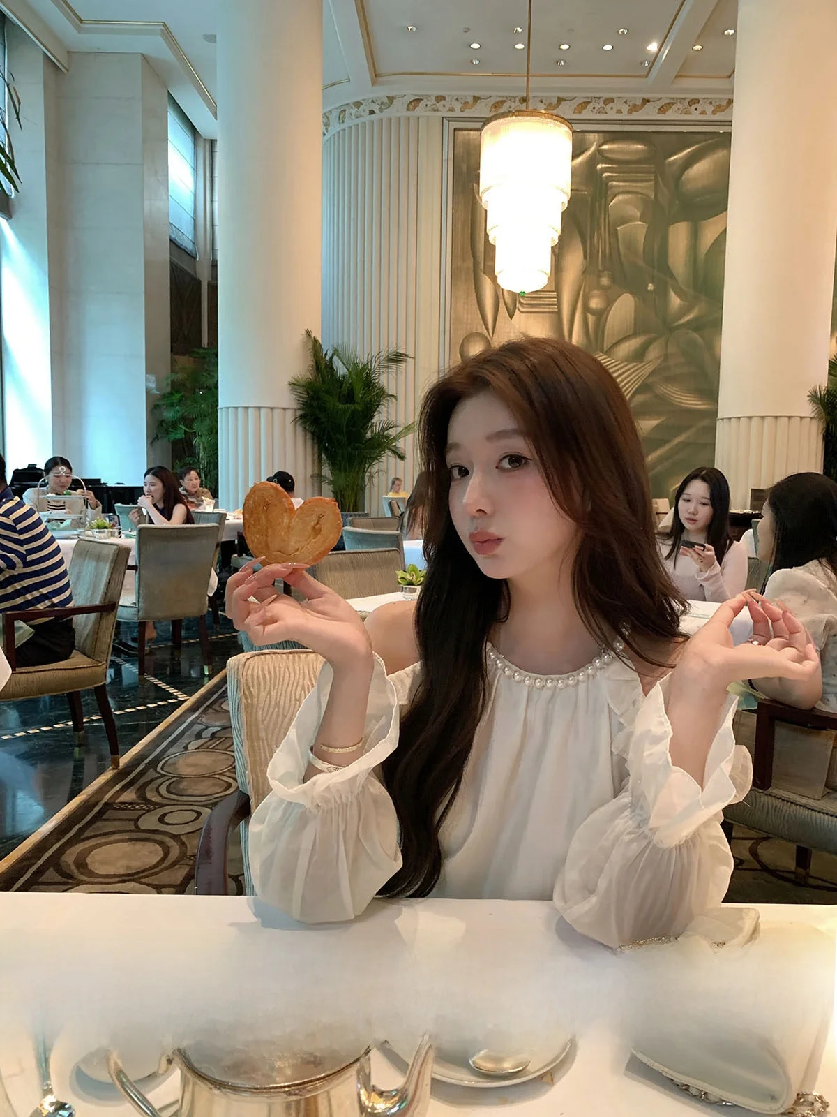 

YOLI Zhang Yuli Valuable Muse Apricot Rayon Chiffon Women's Spring Gentle Style Versatile Shoulder Bared Top Casual Style Lon...