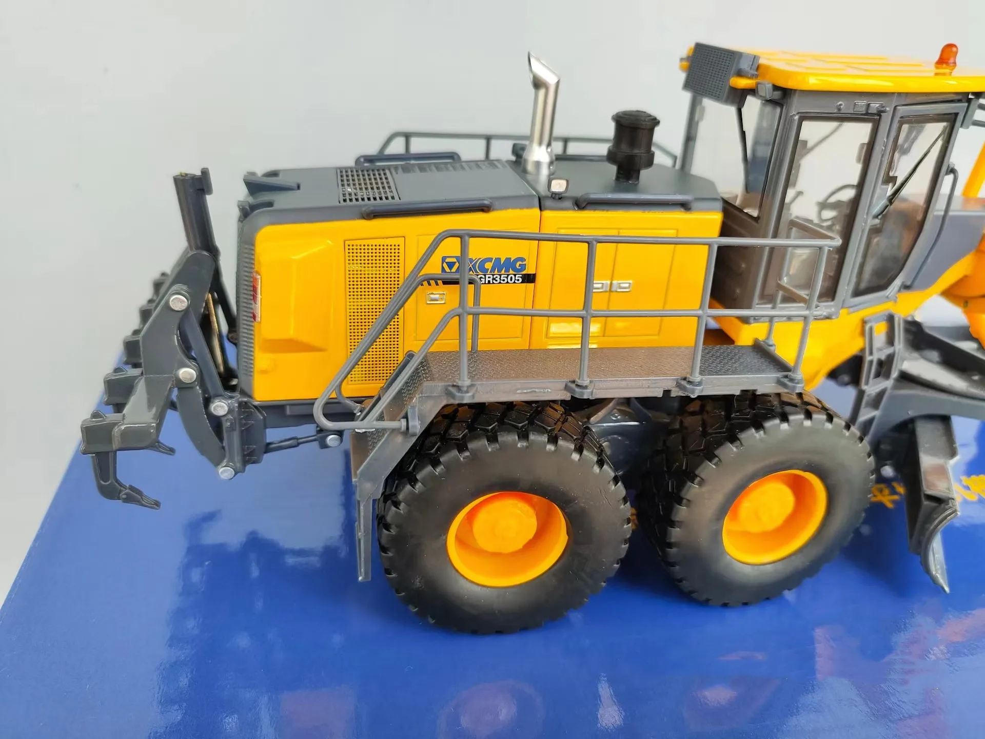 New Arrival,Alloy Model Gift 1:35 Scale XCMG GR3505 Motor Grader Engineer Machinery DieCast Toy Model For Collection,Decoration