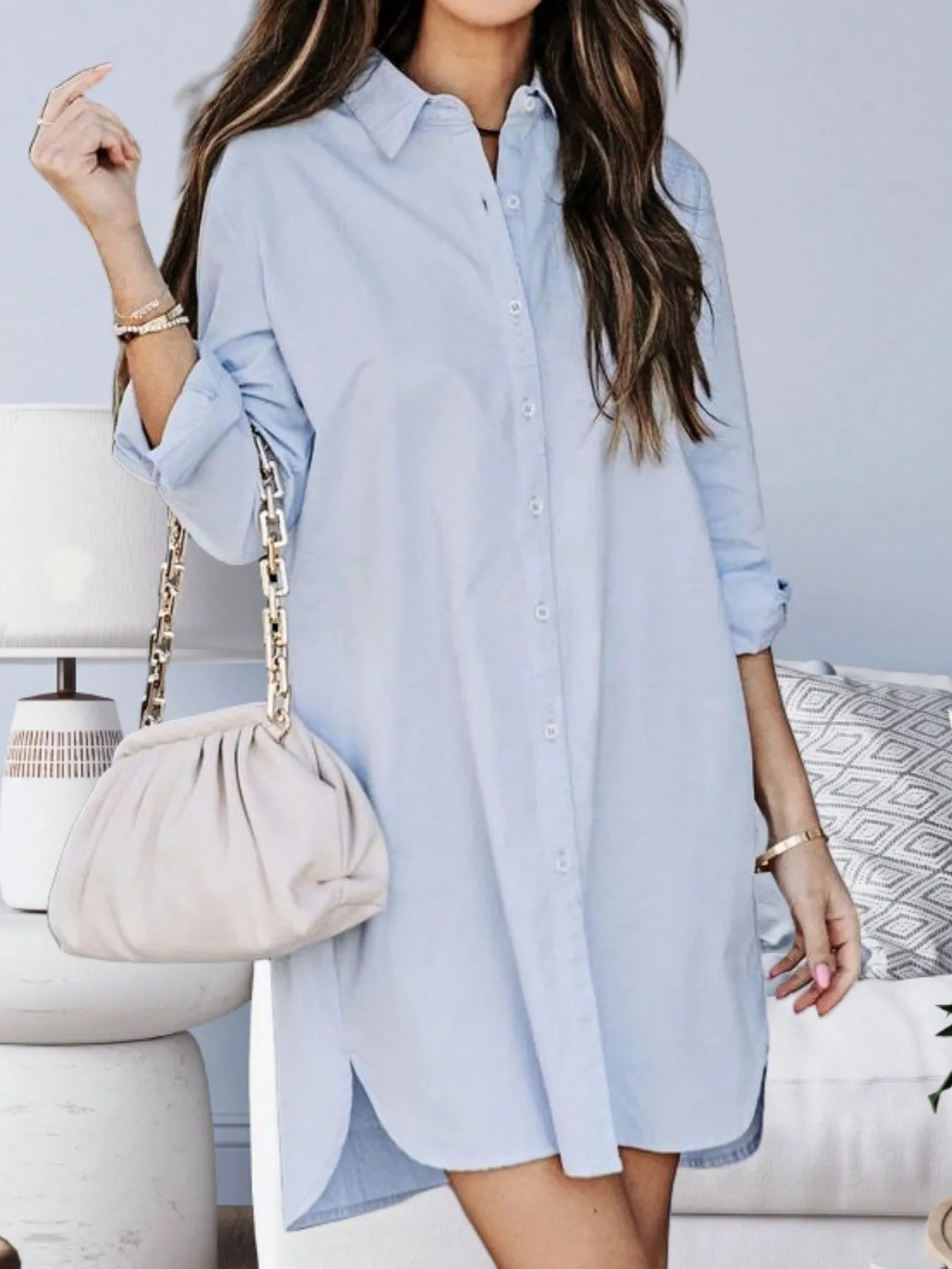 

Женское светло-голубое свободное платье-рубашка на пуговицах с асимметричным подолом