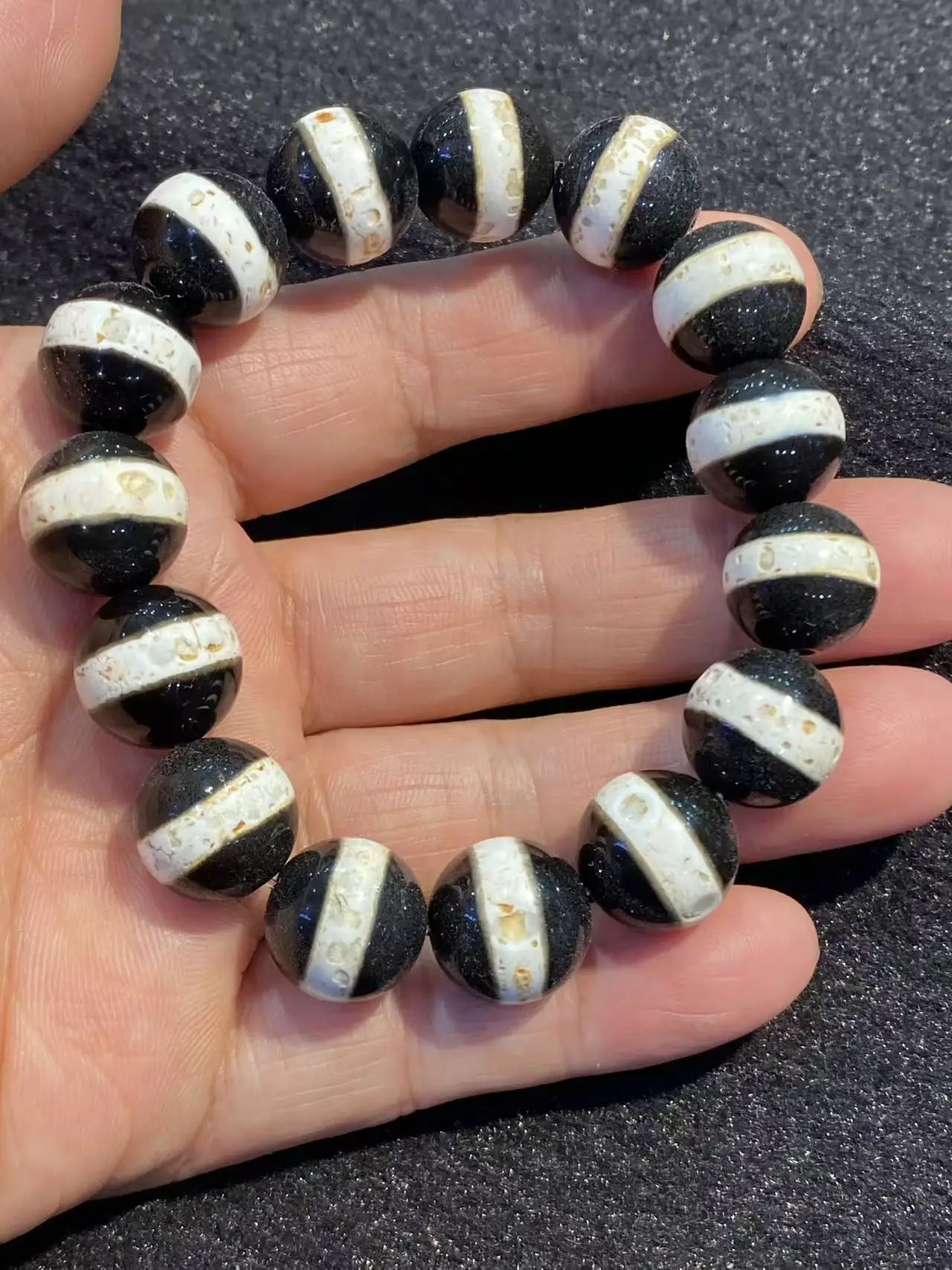 

Black and white single-strand pharmacist chicken bone white round bead bracelet 14mm Taiwan craftsmanship unisex collectible