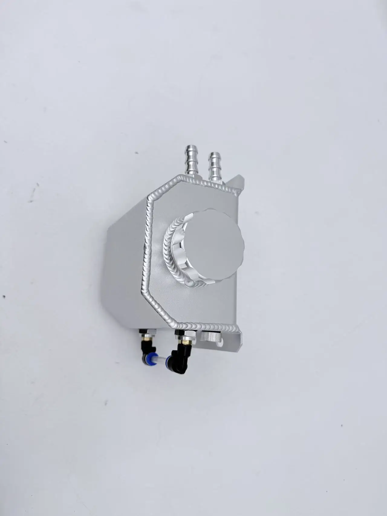 1L Universal Aluminum Oil Catch Can Tank, Baffled Oil Separator Reservoir Pot with Level Indicator for Car Engine Modification - view 6