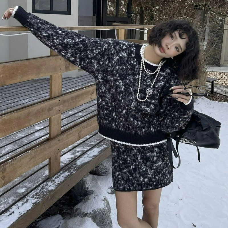 

2026 Autumn/Winter New Fashion Ink-wash Printed Fleece Knitted Suit Skirt Two-piece Round-neck Sweater Short Skirt Set for Women