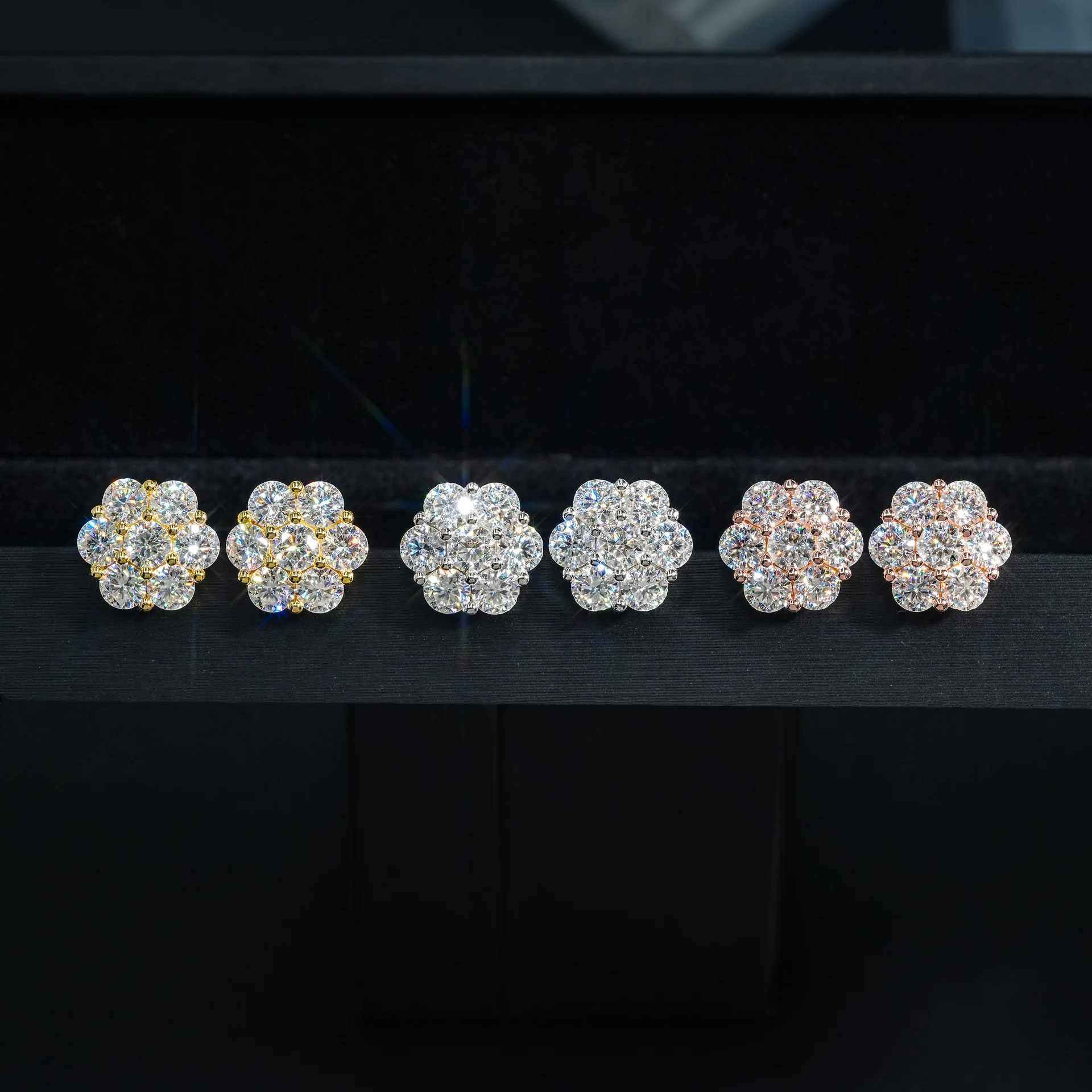 

Серьги-гвоздики из серебра 925 пробы с муассанитом и цветком, 5,0 мм, минималистичный уникальный эффектный подарок в стиле хип-хоп