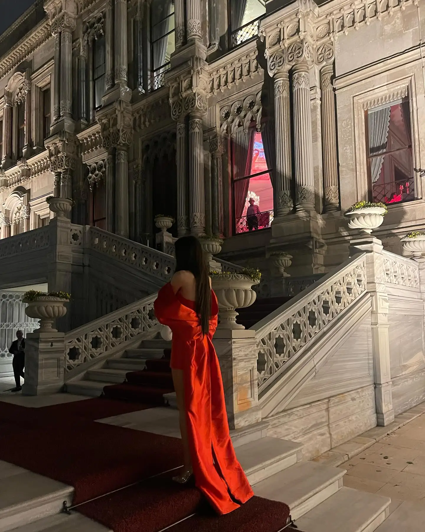 فستان سهرة من الساتان بأكمام منتفخة بدون أكتاف مع ذيل طويل فريد من نوعه من قماش التفتا للحفلات الراقصة الليلية