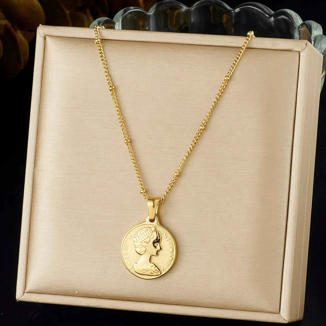 Edelstahl Goldene Retro-Königinnenporträt Runde Anhänger-Halskette für Damen Glamouröser Wasserfester Schmuck Geschenk