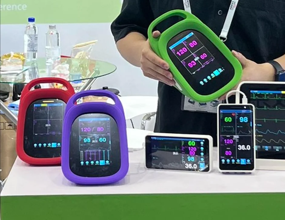 Portable 5.5" Touchscreen Veterinary Patient Monitor CE Declared Multi-Parameter Device for Blood Pressure EtCO2 SpO2