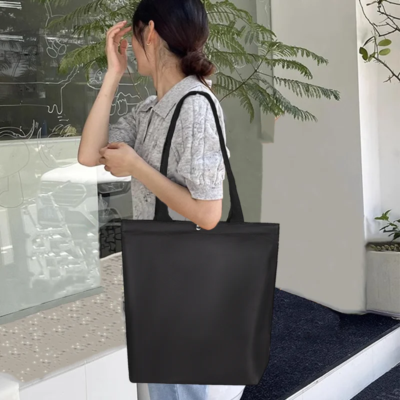 Black Nylon Handbag Shoulder Bag with Large Capacity Anti Fouling Storage Bag Suitable for Daily Commuting Outdoor Play Tote Bag