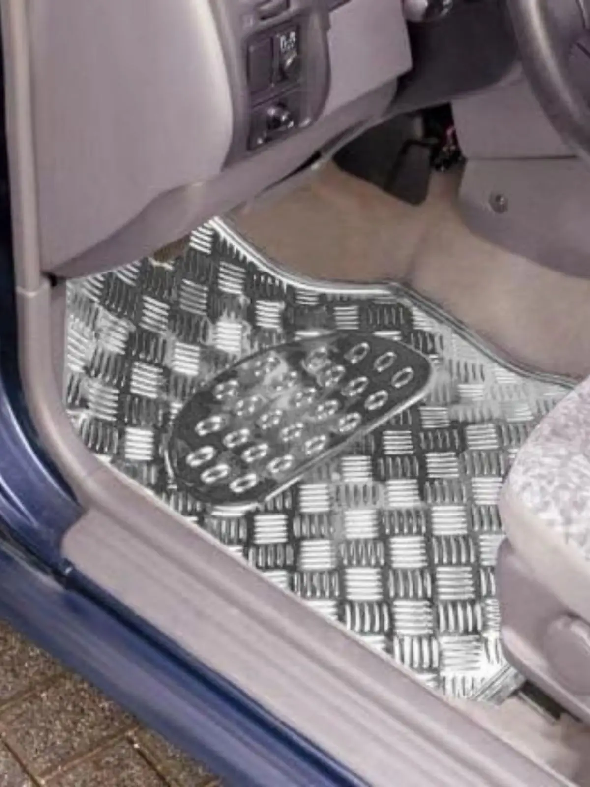 eSituro 4-teilige Universelle Autofußmatten Teppiche Bodenmatten Rutschfest Wasserdicht Aluminium Chrom-Optik