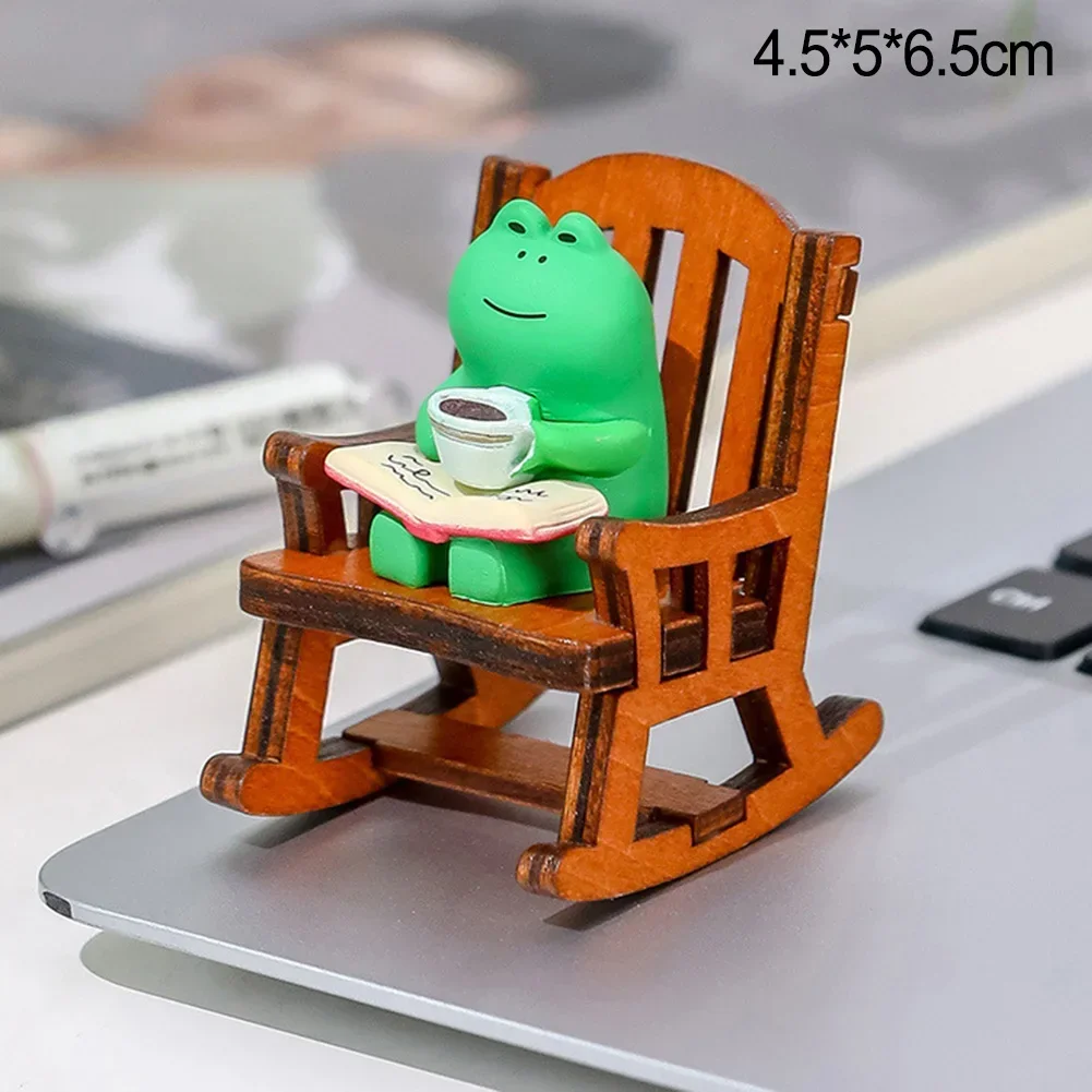 Cute Healing Small Decoration Cute Mini Frog Resin Figurine Rocking Chair Design With Book Coffee Home Bedroom Office Decoration