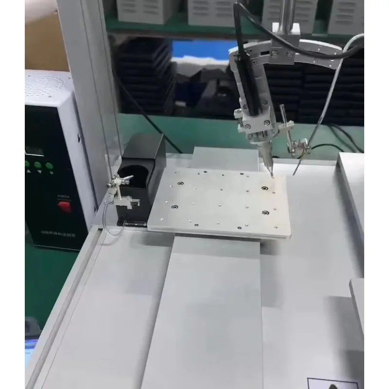 Saldatrice per assemblaggio elettronico con pendente portatile per insegnare e due stazioni