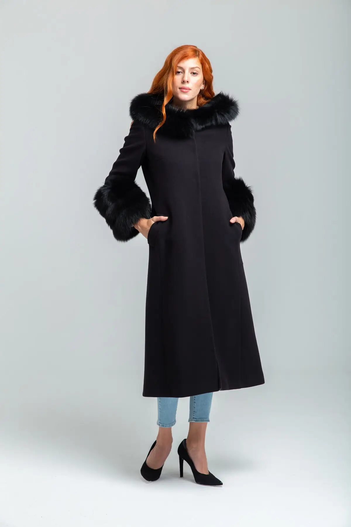 Woman Black Coat Size 40 with Faux Fur