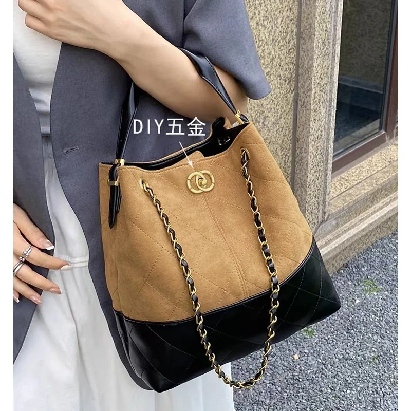

2025 New Retro Suede Quilted Chain Tote Bag. Genuine Leather Large Capacity Shoulder Bucket Bag.