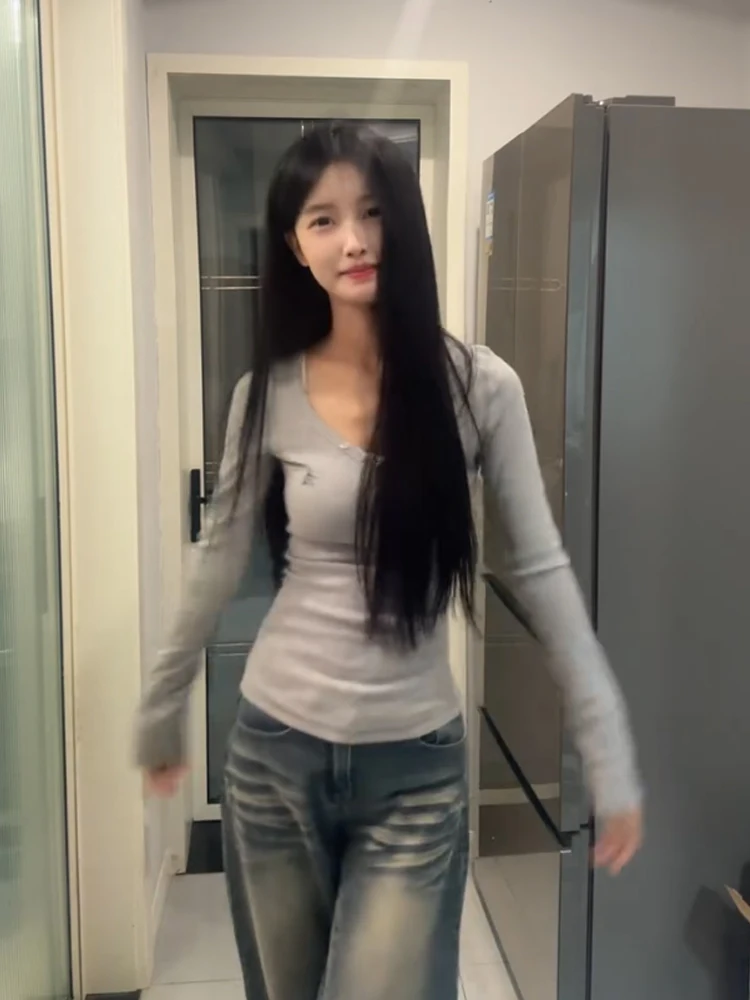 Dopasowana koszulka damska z długim rękawem na wczesną jesień 2024, nowa, seksowna, w stylu amerykańskim, z haftem na guziki, dekolt w serek, mieszanka bawełny.