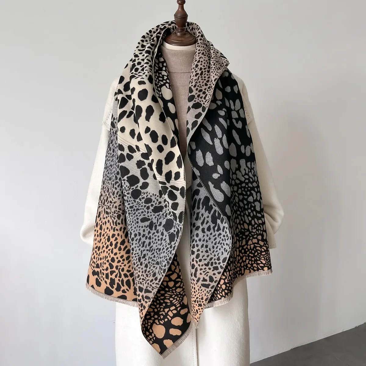 2024 New Fashion Leopard Print Cashmere Scarf Winter Shawls Female Autumn Thickened Warm Women Tassel Wraps Outdoor Neck Scarfs