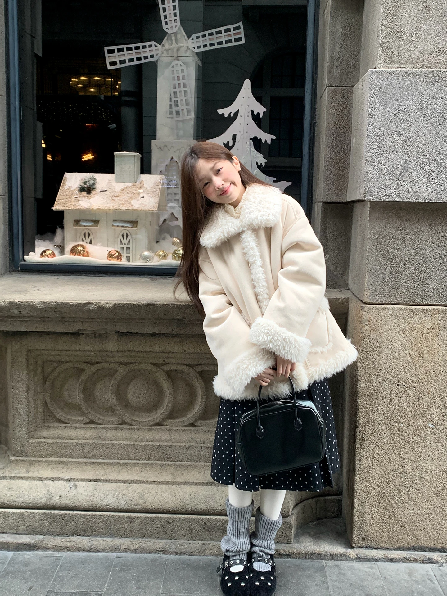 เสื้อแจ็คเก็ตหนังกลับสองด้านแบบหนาสำหรับฤดูหนาว เสื้อโค้ทลำลองแขนยาวสำหรับผู้หญิง ให้ความอบอุ่น พร้อมขนเฟอร์ด้านนอก