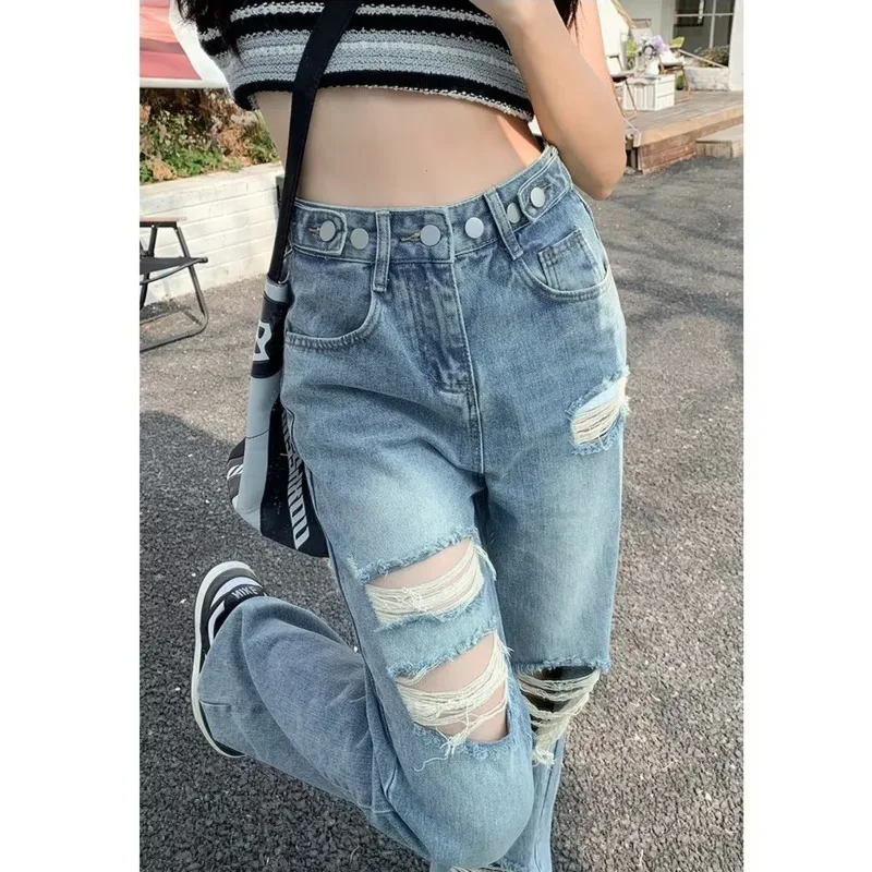 Geperforeerde jeans, peervormig figuur, hoge taille, rechte buis, loszittende broek met wijde pijpen, kleine gestalte, dunne zomerstijl