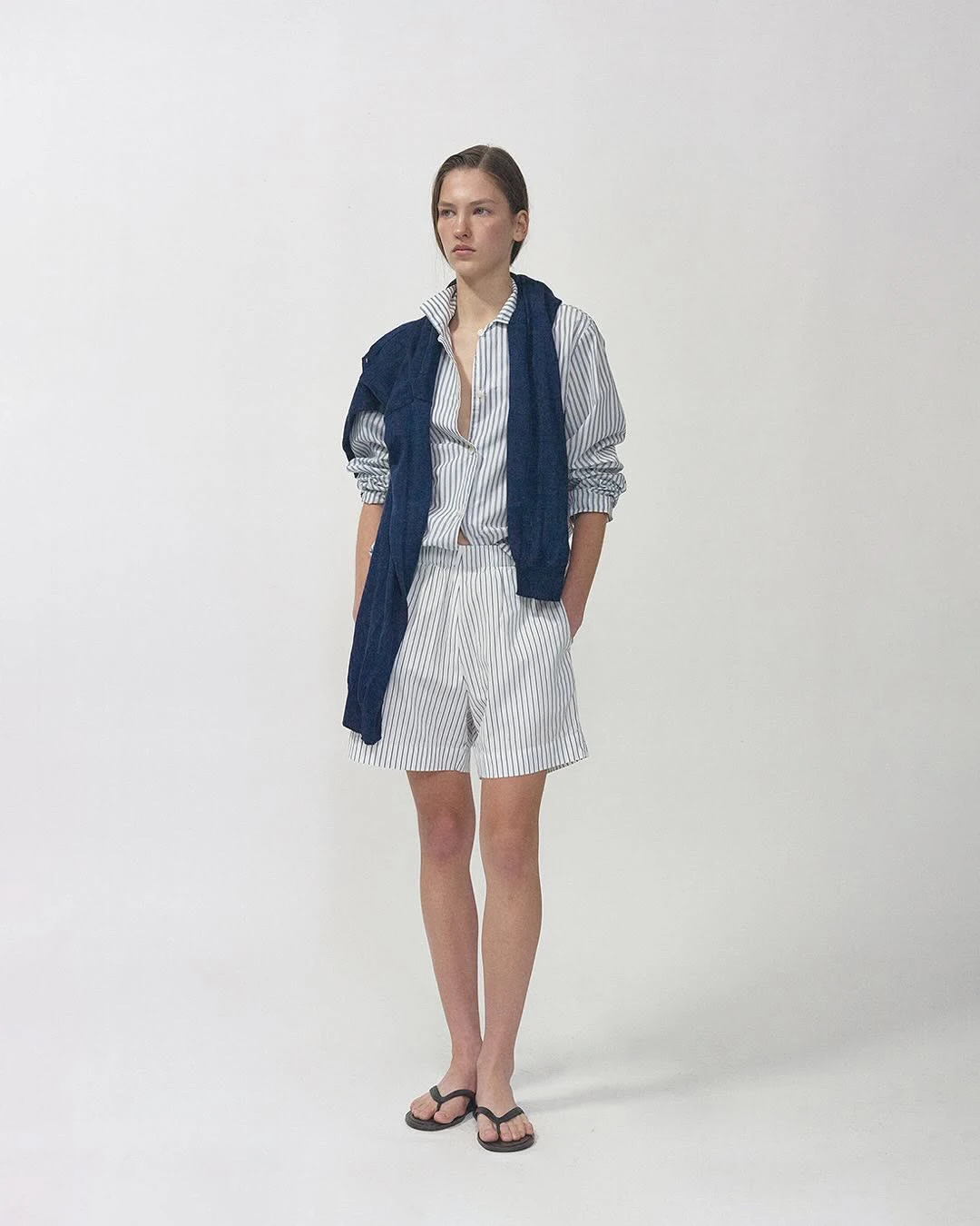 ゆったりとしたロングスリーブストライプ柄のゆったりとしたスリーブの春夏用レディースコットンカジュアルシャツ、襟ボタン留め、レギュラーフィット