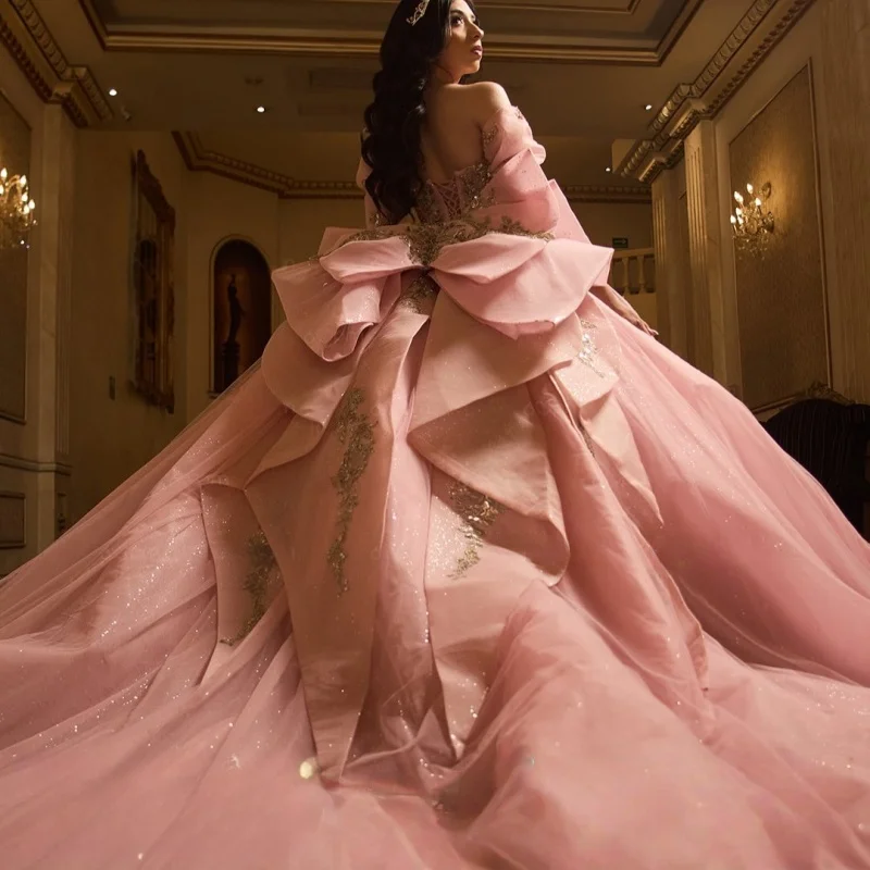 ชุดเดรสงาน Quinceañera สีชมพูสดใส แบบเปิดไหล่ ประดับคริสตัลวิบวับ พร้อมหางยาวและโบว์ใหญ่ vestidos de 15 Quinceañera ﻿ ปรับแต่ง