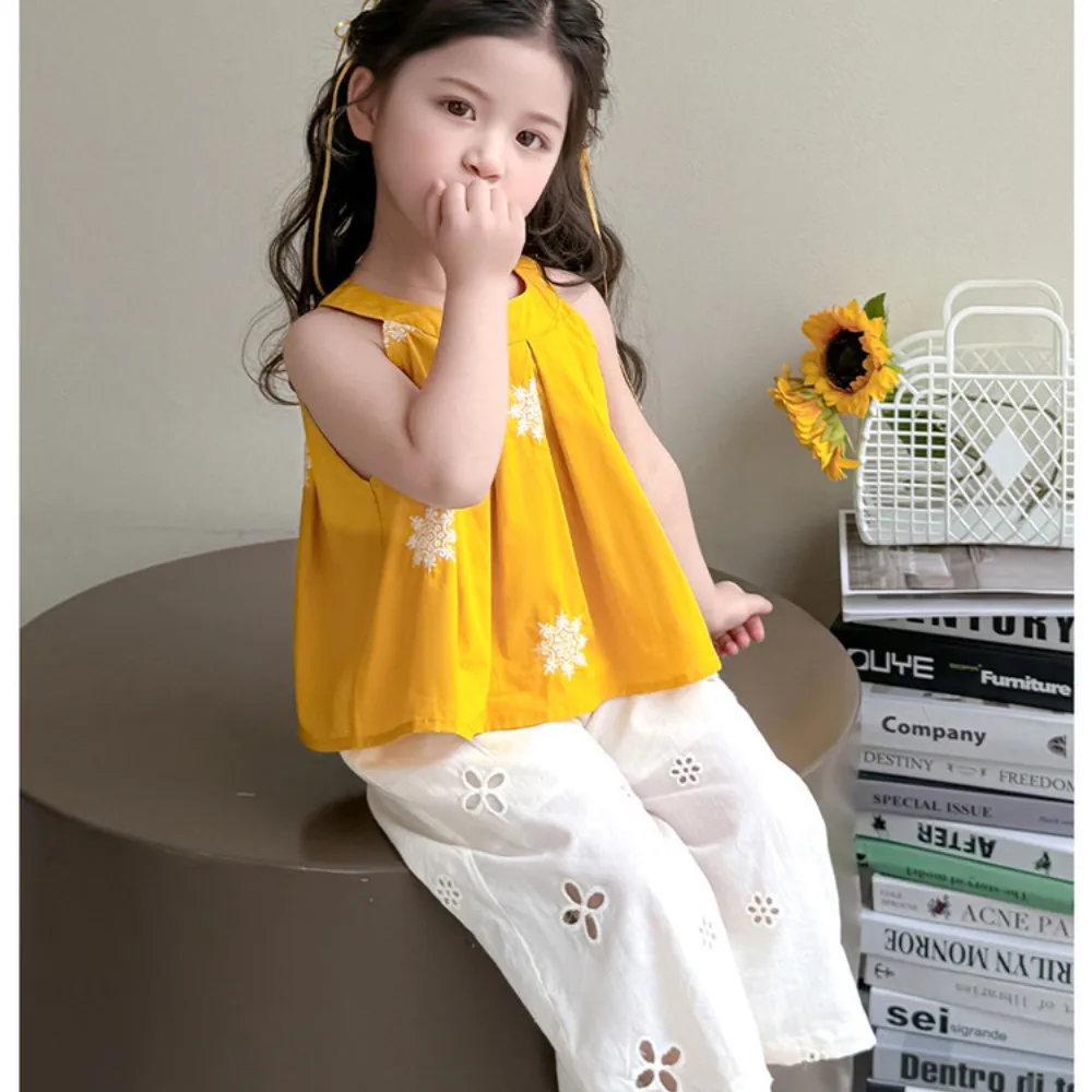 Bear Leader النسخة الكورية الصيفية أزياء الفتيات ملابس زهرة مطبوعة أصفر بلا أكمام أعلى + السراويل البيضاء مجموعة الأطفال عارضة
