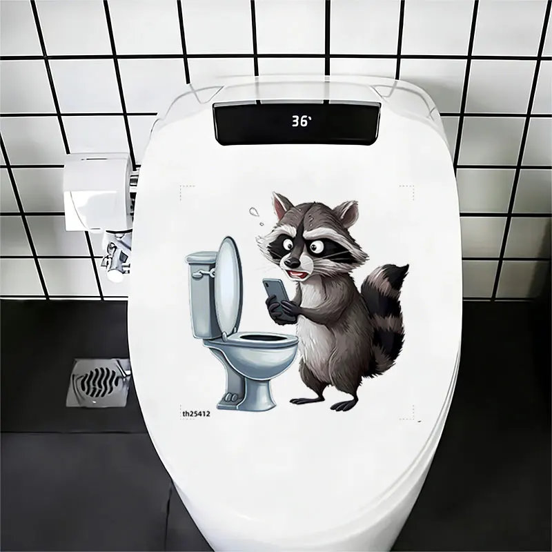1Pc Fun Animal Toilet Wall Sticker, Featuring a Cute and Playful Little Raccoon Holding a Phone in a Panic, Suitable for Toilet Lids, Bathroom Glass, Bedroom, Refrigerator, Washbasin, Cabinets, Doors and Windows, and Wall Decals. Fun and Attractive Stickers That Are Practical and Easy to Use, Creating a Warm and Fun Space. a Creative and Thoughtful Gift for Family, Friends, and Loved Ones