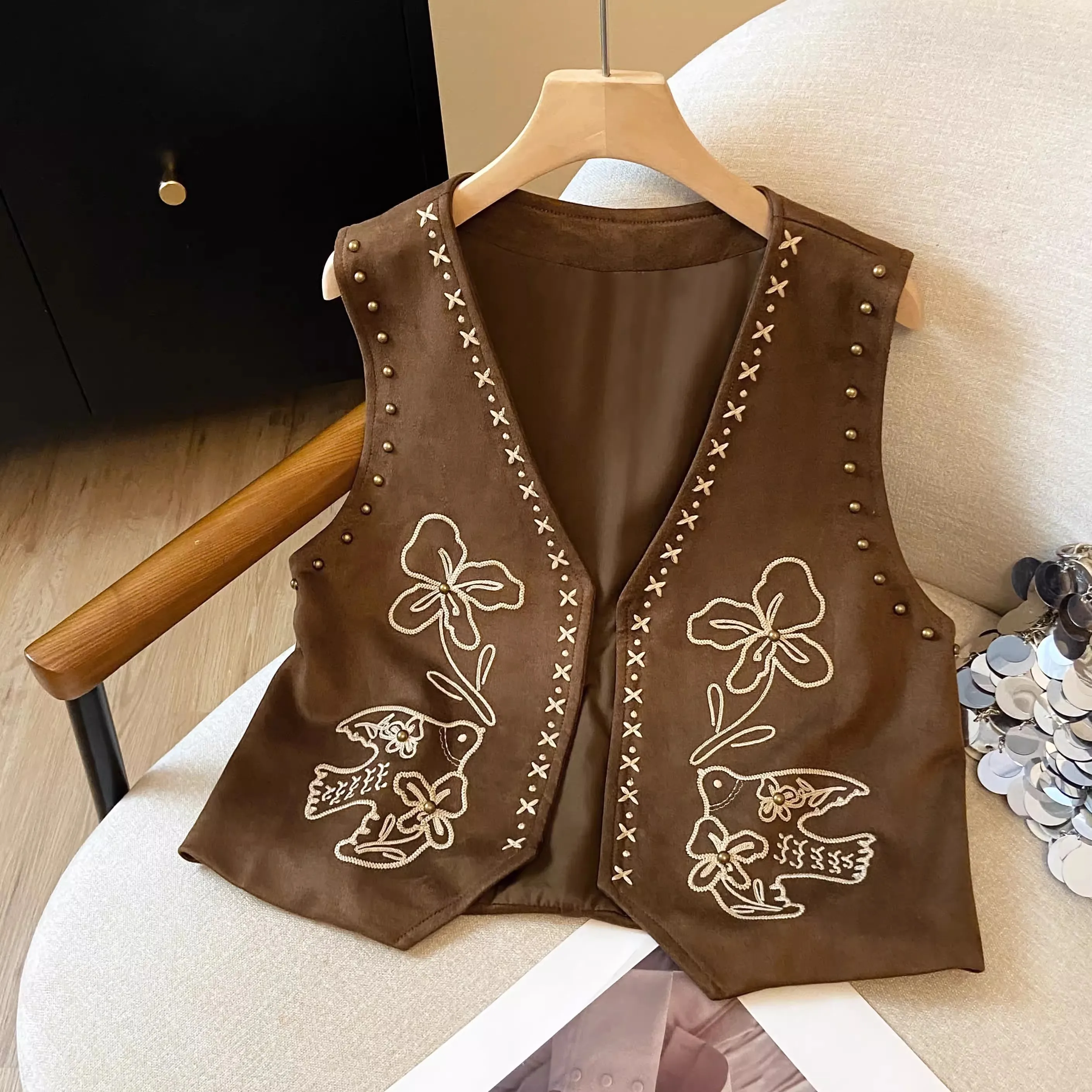 

Многослойный жилет с заклепками и вышивкой в стиле ретро, майка с запахом и рукавами для поездок на работу, V-Ne, стандартная длина, одна пуговица