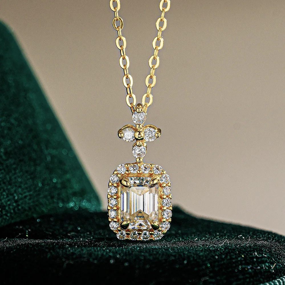 

Rectangular Pendant Emerald 18K Gold Full Set Moissanite Necklace for Women, Fashionable Platinum PT950 Diamond Collarbone Chain