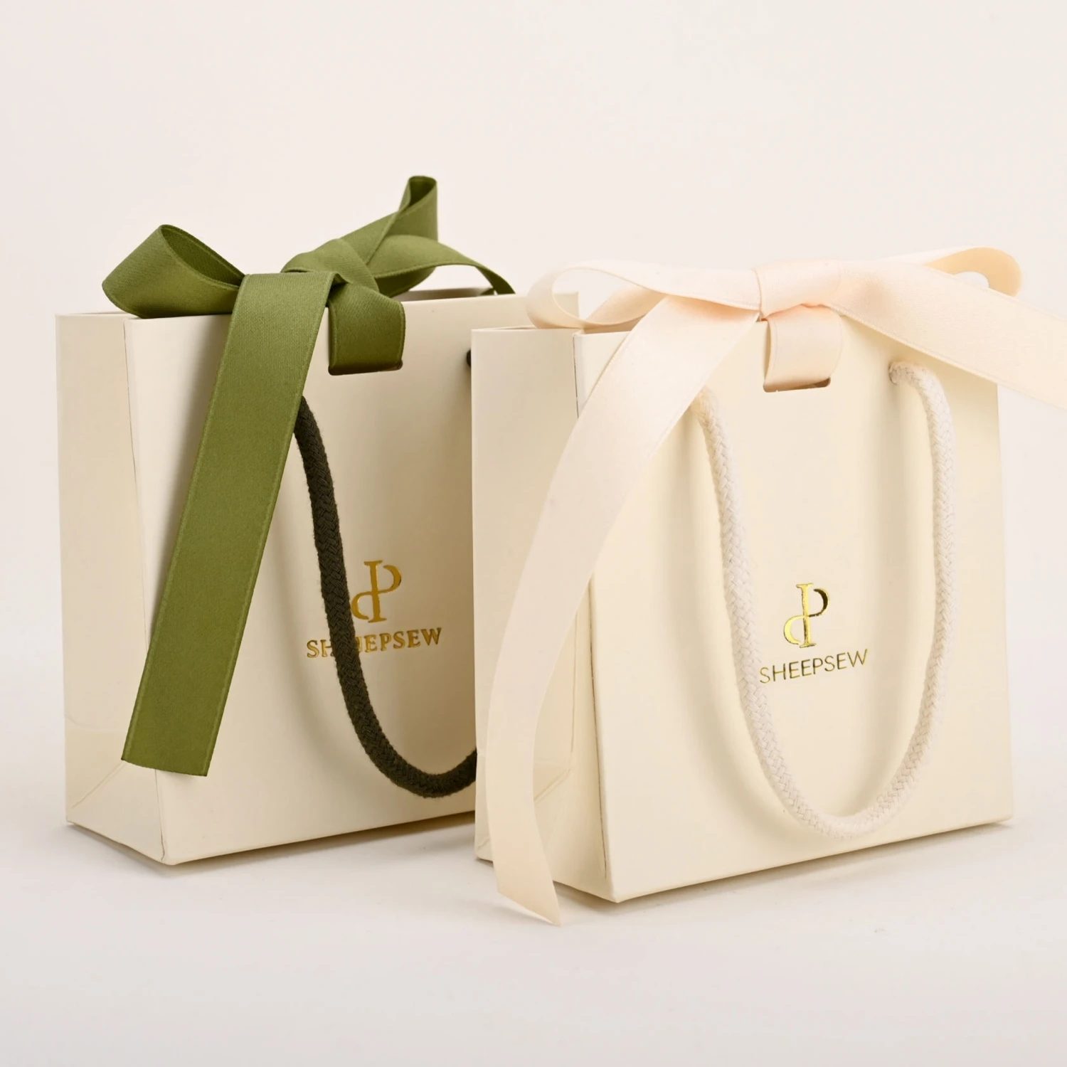 

20 шт., экологически чистая перерабатываемая ювелирная подарочная упаковка с тиснением на заказ, коробка для ожерелья, упаковка для хранения, ручка на шнурке R