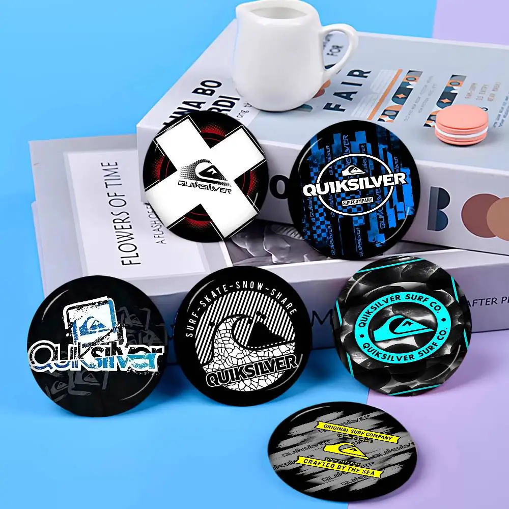 

Vintage Famous Q-QuiksilverS LOGO Creative Pins Funny Faces Round Snap-in Brooch Badge Backpack Hat Accessories Jewelry Gifts