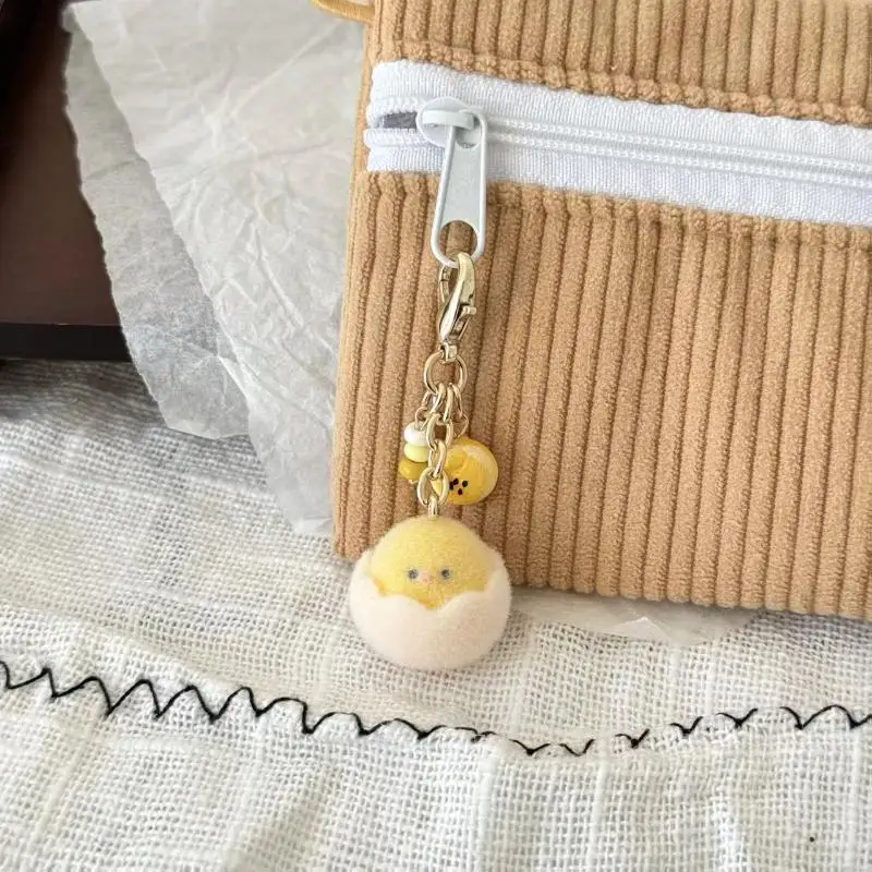 かわいい漫画風フロッキー加工の卵殻チキンキーホルダー、素敵なミニキーリング、バッグペンダント、カップルギフト、車載ホルダー、ジュエリー