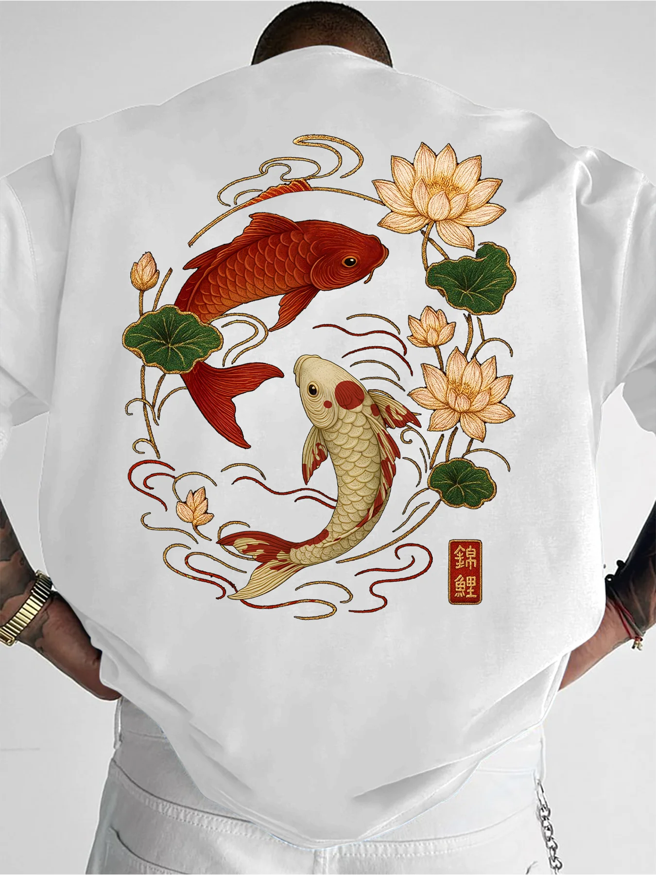 Stilvolles 100% Baumwoll-Herren-T-Shirt mit Rot-Weißem Koi- und Lotus-Design, Ideal für Sommerliche Alltagskleidung – Detail 4