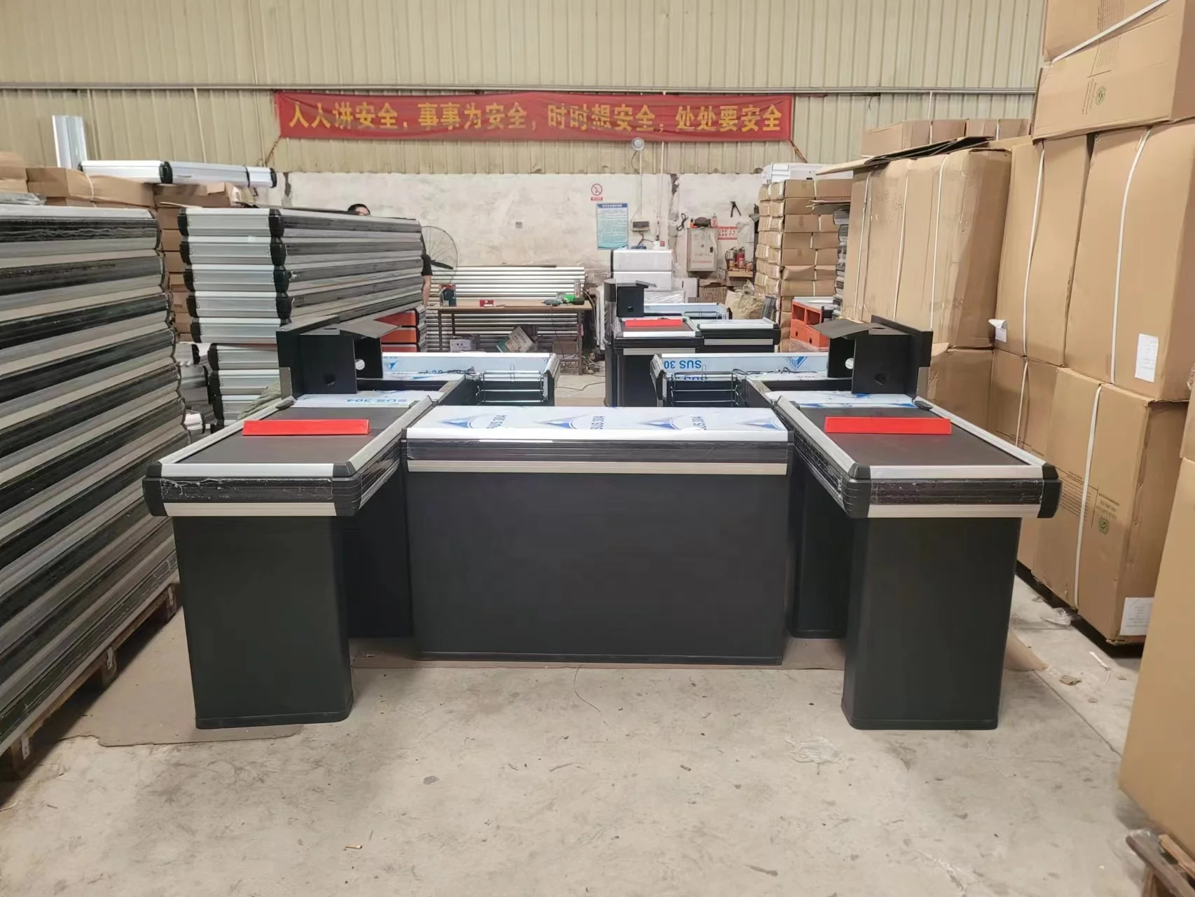 U-förmiger Kasse für den Supermarkt mit Förderband