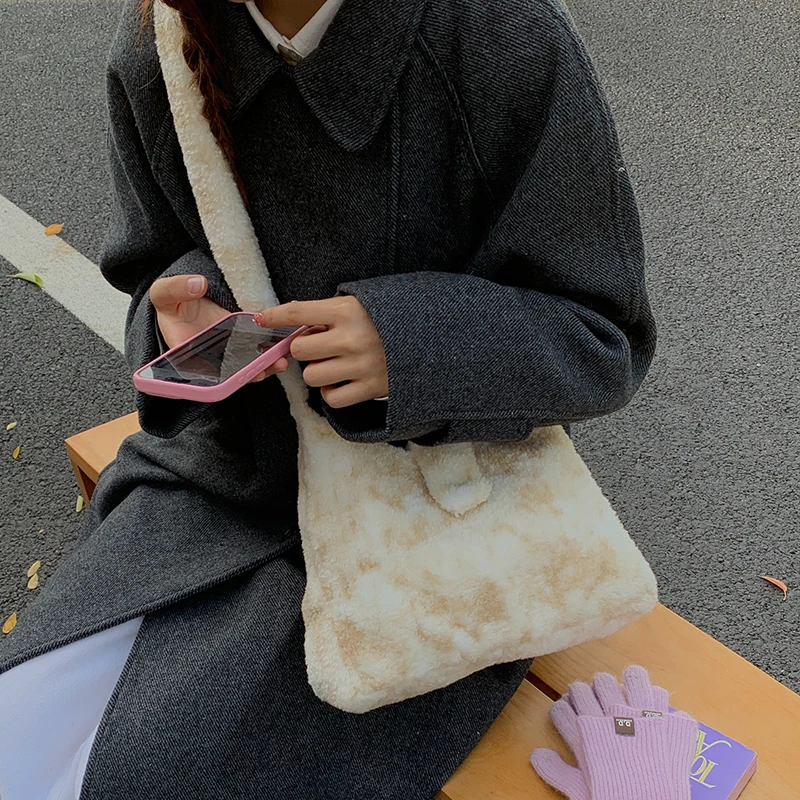 

Плюшевая сумка большой вместимости в корейском стиле, новинка 2025, осень-зима, универсальные сумки на одно плечо, женская стильная сумка для отдыха подмышками