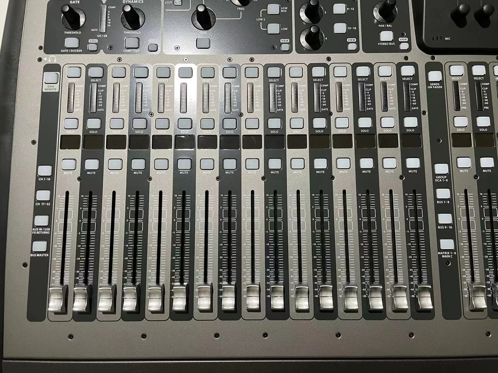 X32 Digital Mixing Console 32-Channel Audio Interface and IPad/iPhone Remote Control 40-Input 25-Bus