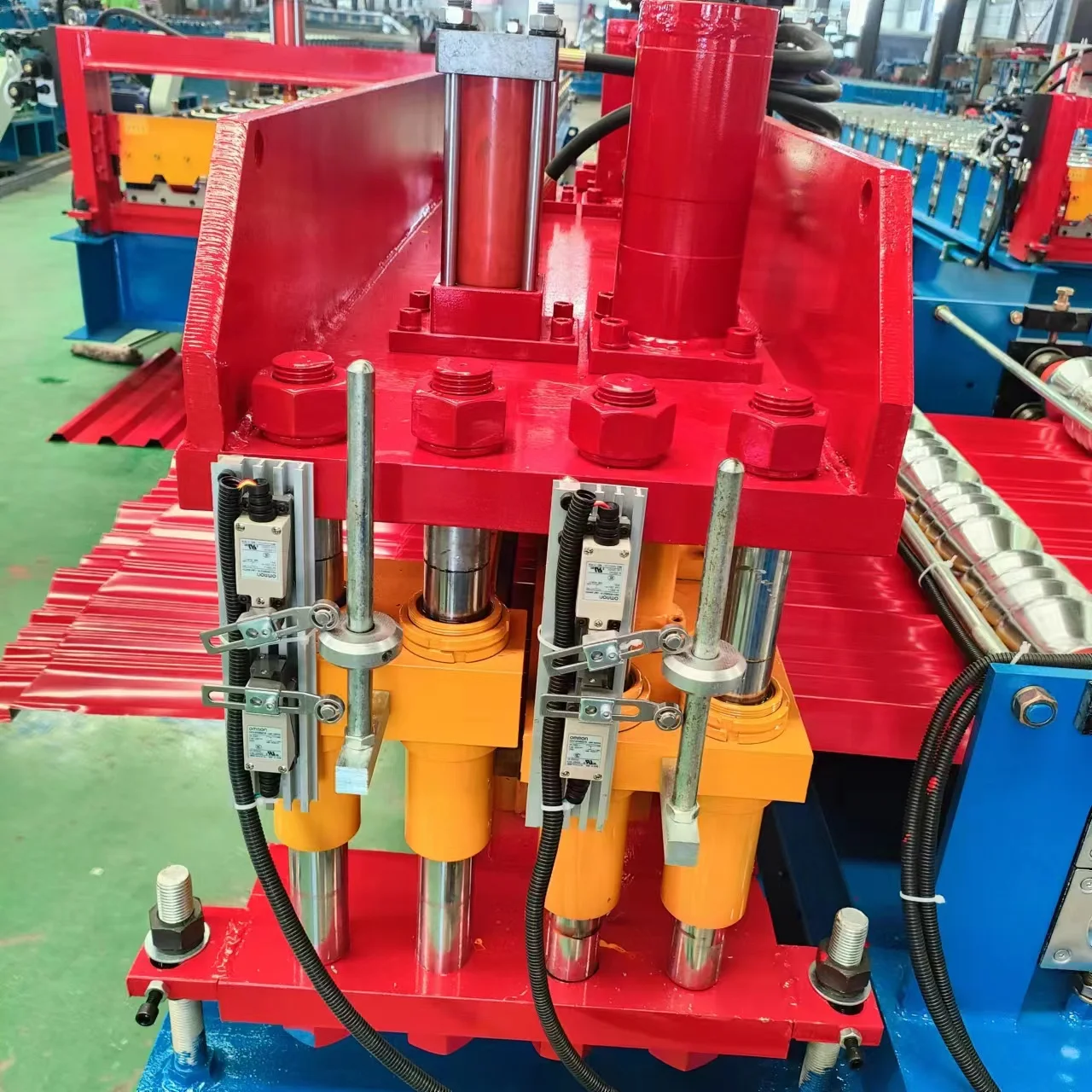 特大スパン屋根板製造機と長尺タイル製造機（産業倉庫用途向け）