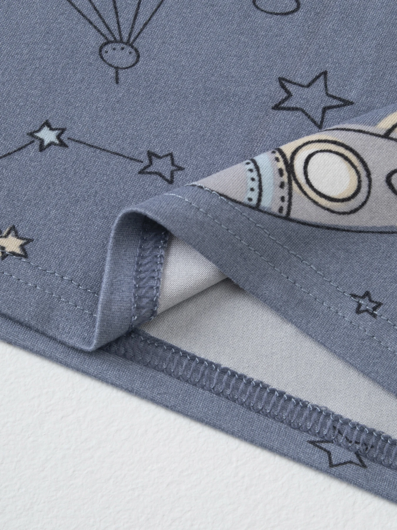 4/5-teiliges Set für Kinder: Bequeme und vielseitige Weste für alle Jahreszeiten, lässiges Rundhals-Oberteil für Jungen, süß bedrucktes Unterhemd für Mädchen. – Detail 27