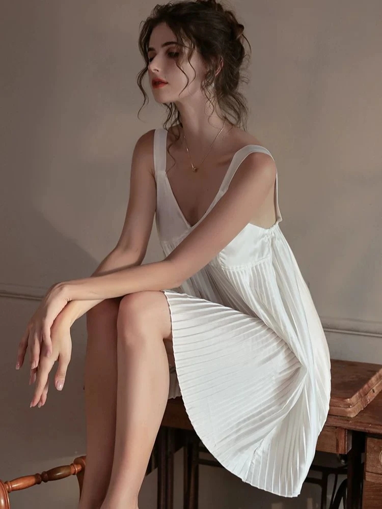 ثوب نوم نسائي فاخر من الساتان لعام 2025 - فستان بفتحة رقبة على شكل V عميقة ومفتوح من الخلف، ملابس مريحة أنيقة لربيع وصيف