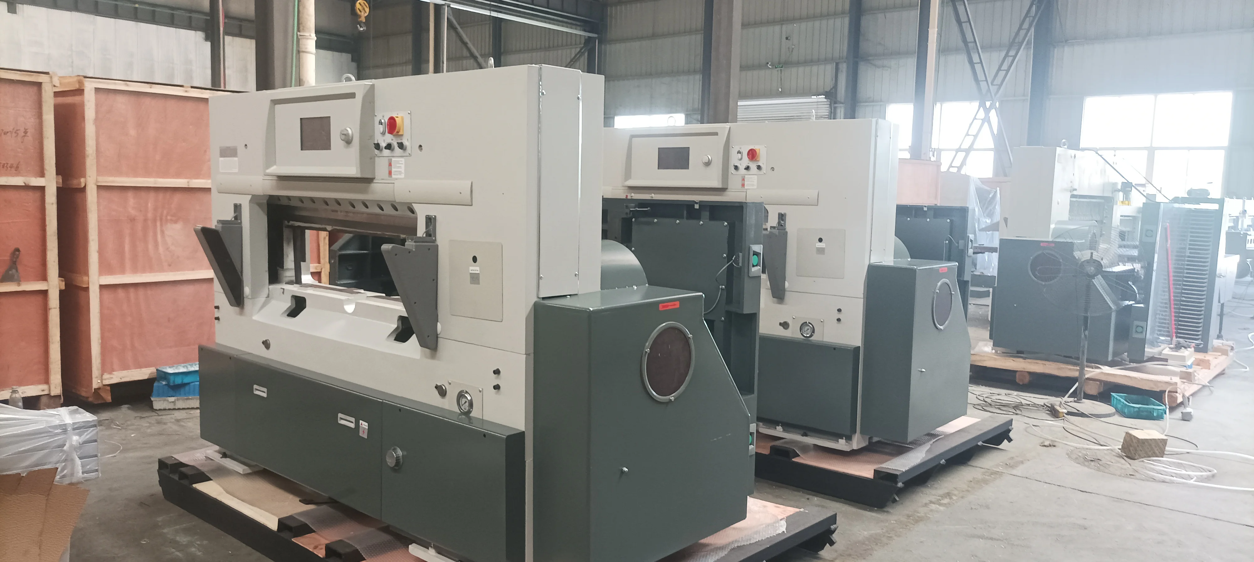 QK-150M10 Robustes 10-Zoll-Farb-LCD-Computer-Steuerungssystem 1150 mm hydraulische Papier-Guillotine-Schneidemaschine