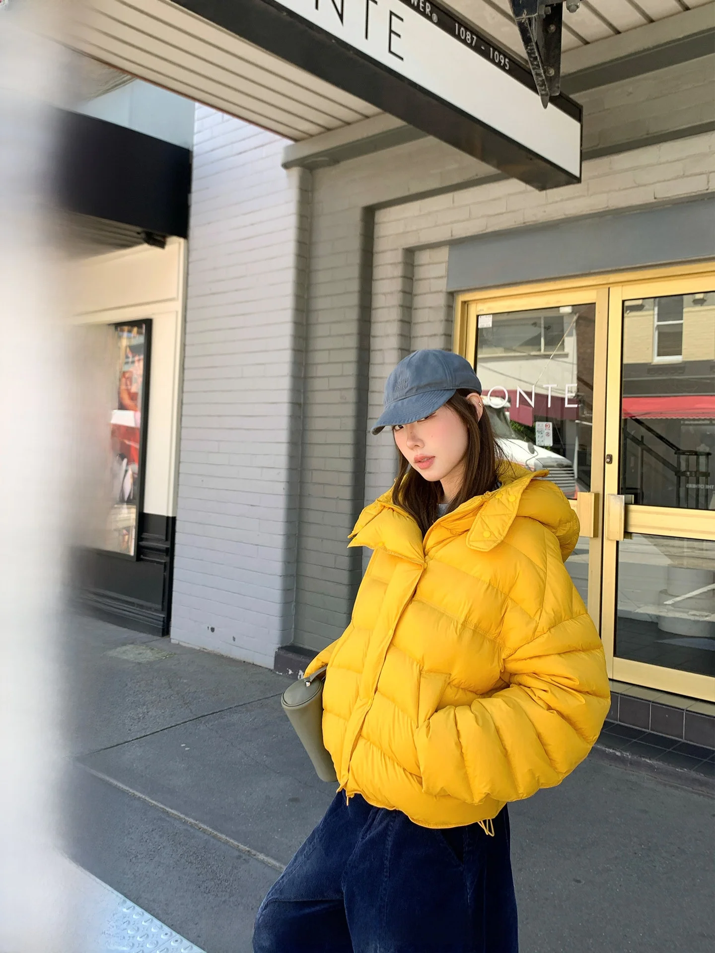 

Куртка Ranwear Baby Bloomer Windproof Down Jaet белая с наполнителем из 90% пуха, 3D-дизайн с выемкой для грудной клетки, для повседневной носки, с длинными рукавами