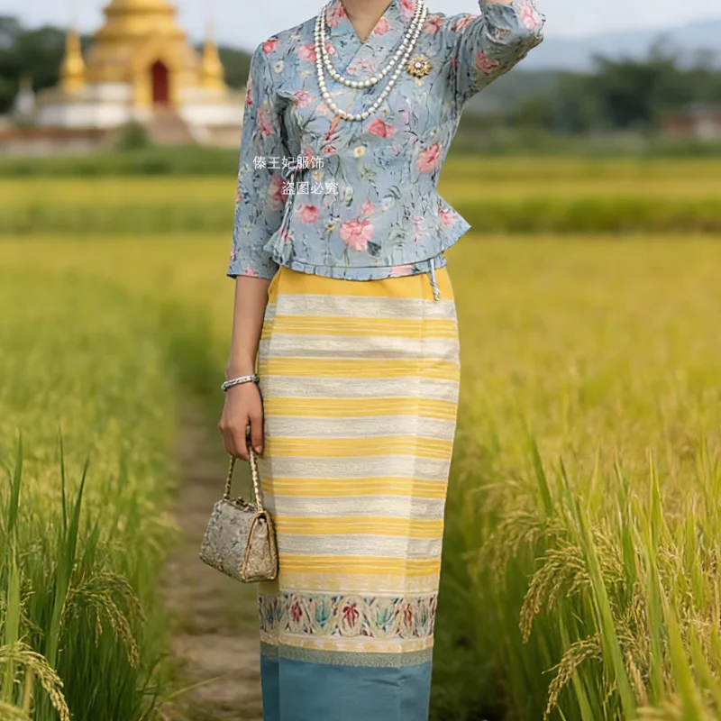 Chinese Dai Women's Traditional Clothing With Sleeve Skirts and Small Floral Patterns