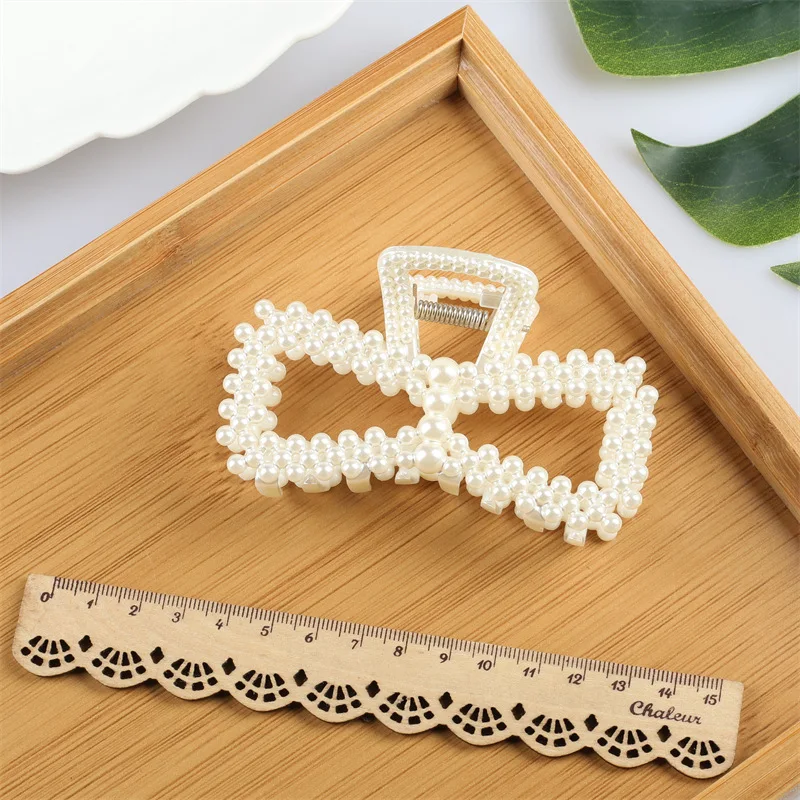 New Women Pearl Claw Clips Hollow Geometry Hair Claw Big Size Headband Hairpin for Girls Crab Hair Clip Fashion Hair Accessories