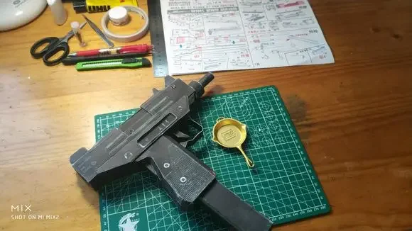 UZI-pistola subametralladora modelo de papel, arma de fuego, estéreo 3D, dibujos hechos a mano, juguete de montaje de artesanía de papel militar