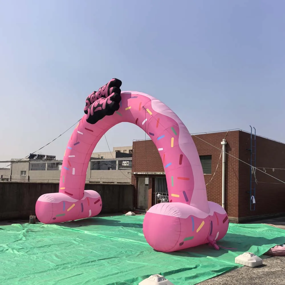 ที่กําหนดเองสีชมพู Inflatable วันเกิด Party Arch พร้อมเครื่องเป่าลม Air Blow Gate Candy Donut Inflatable Archway สําหรับกิจกรรมกลางแจ้ง