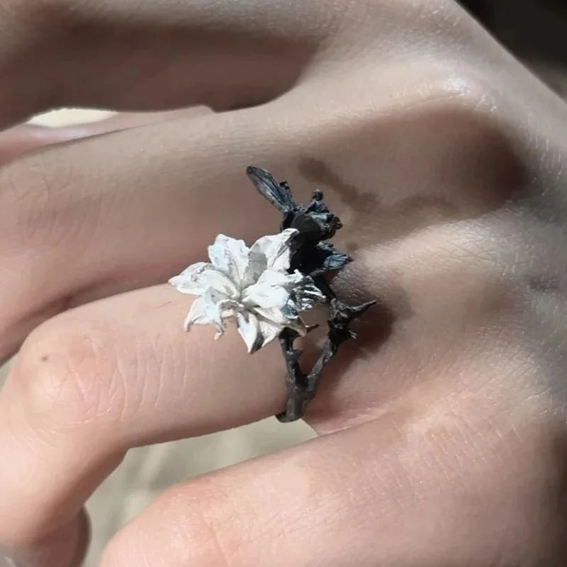 

Exquisite Mandala Flower Black and White Ring for Women Personality Metal Punk Party Finger Ring Fashion Jewelry Accessories