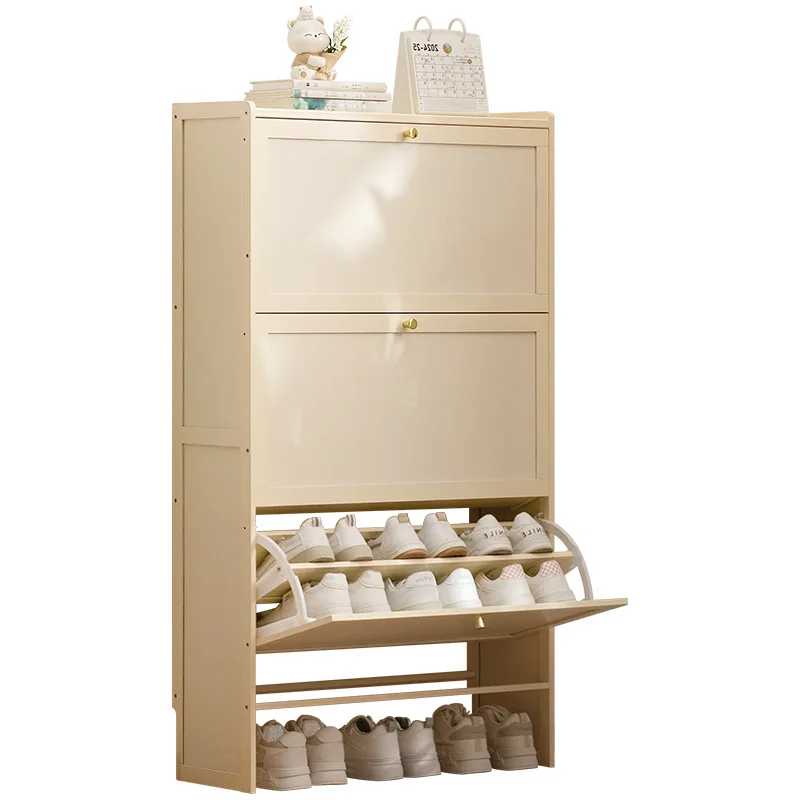 

Простая полка для обуви Деревянные чехлы в общежитии в небольшой местности и имеет несколько этажей у двери.