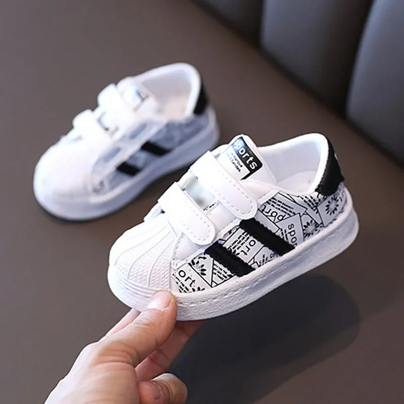 Primavera nuevos zapatos de Skate deportivos de tendencia superior de cuero con estampado de letras para niños y niñas zapatos casuales de tablero pequeños zapatos blancos