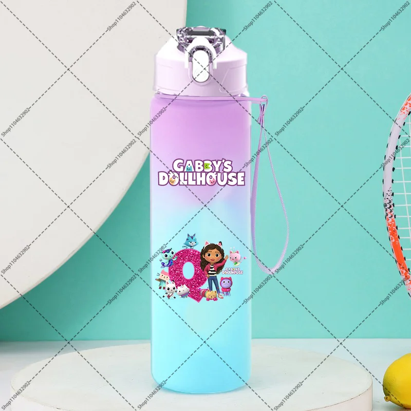 Bottiglia d'acqua per casa delle bambole Gabby da 750 ml con cannuccia Cartoon Anime Lettera AZ Stampa Ragazze Bottiglie sportive all'aperto carine Regalo per feste scolastiche
