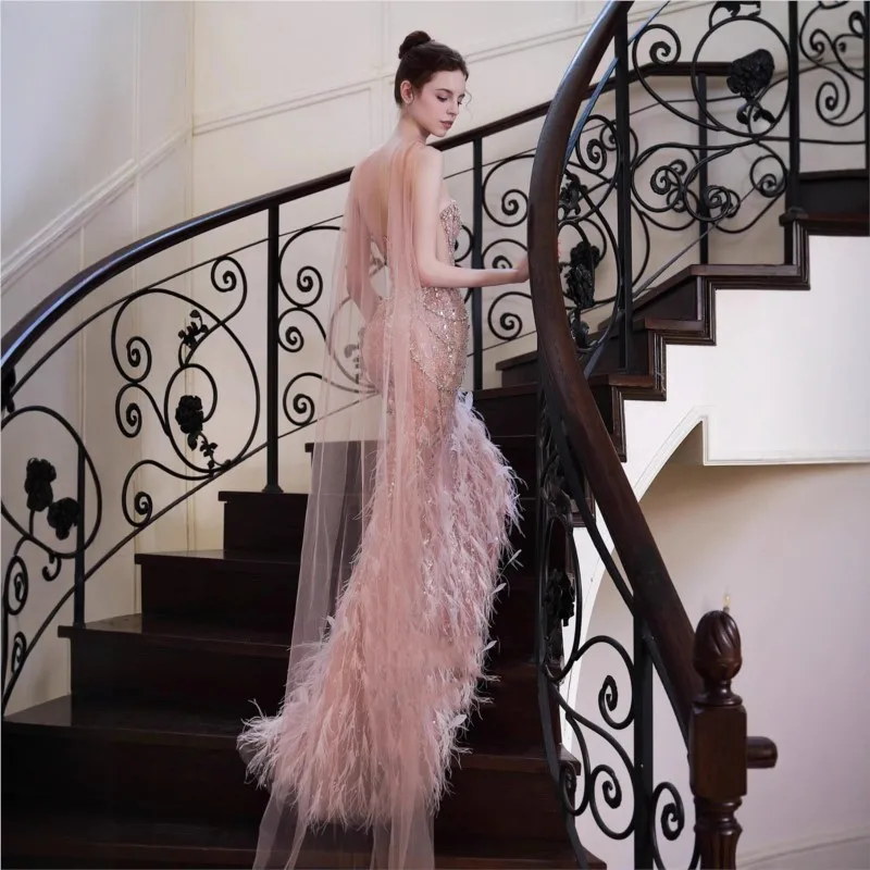 Um novo vestido rosa de torrar rabo de peixe de alta costura com sensação industrial pesada