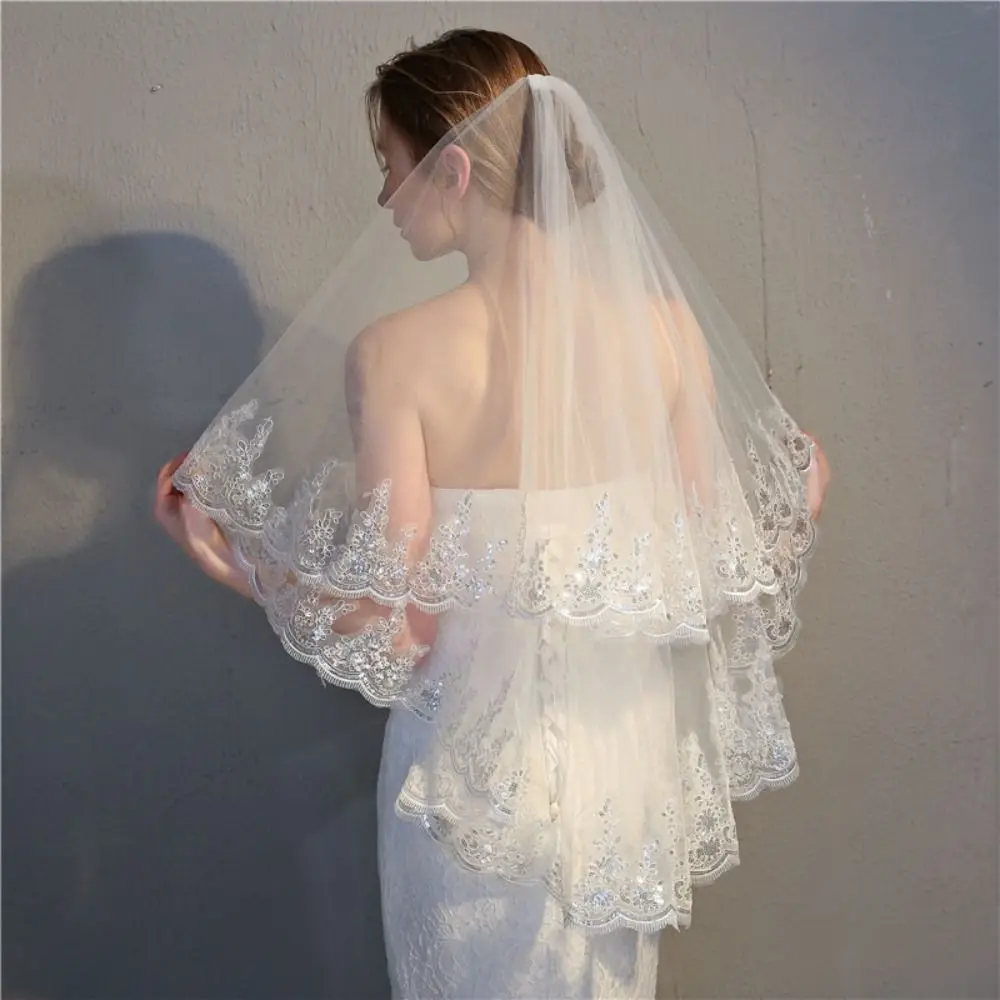 Elegant Luxury Bride Wedding Veils Sequins Glitter Lace Edge Lace Beaded Veil with Hair Comb Mesh Veil Wedding Ceremony